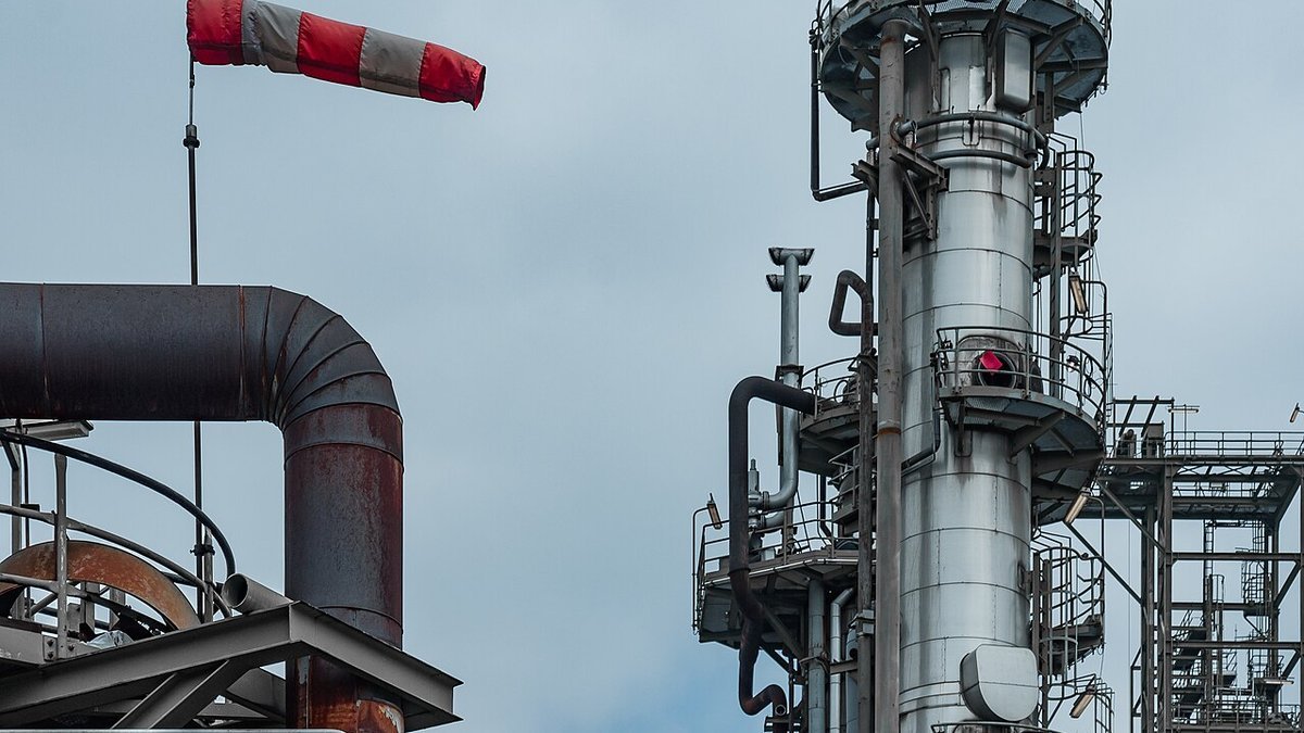 Industrial chemical process distillation columns and fractionation piping in an operating facility