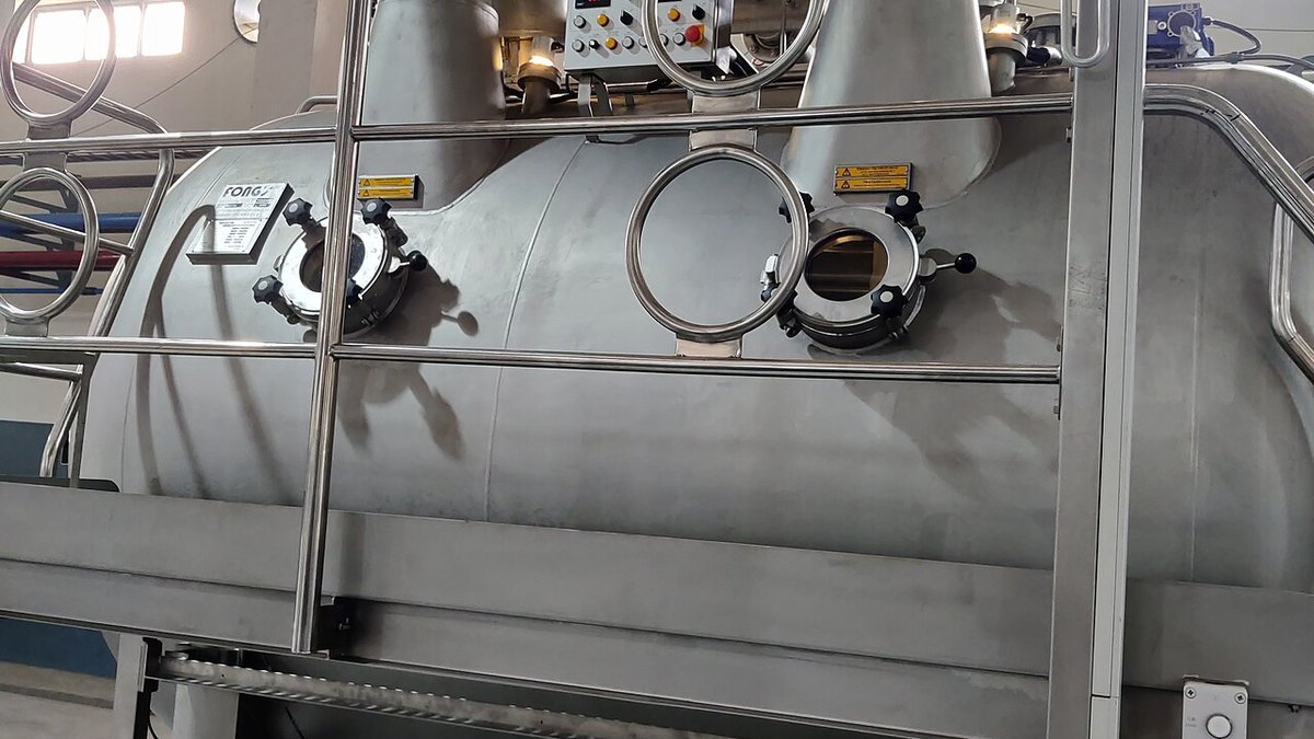 High-temperature industrial fabric piece dyeing autoclave vessel with control panel and sight inspection ports