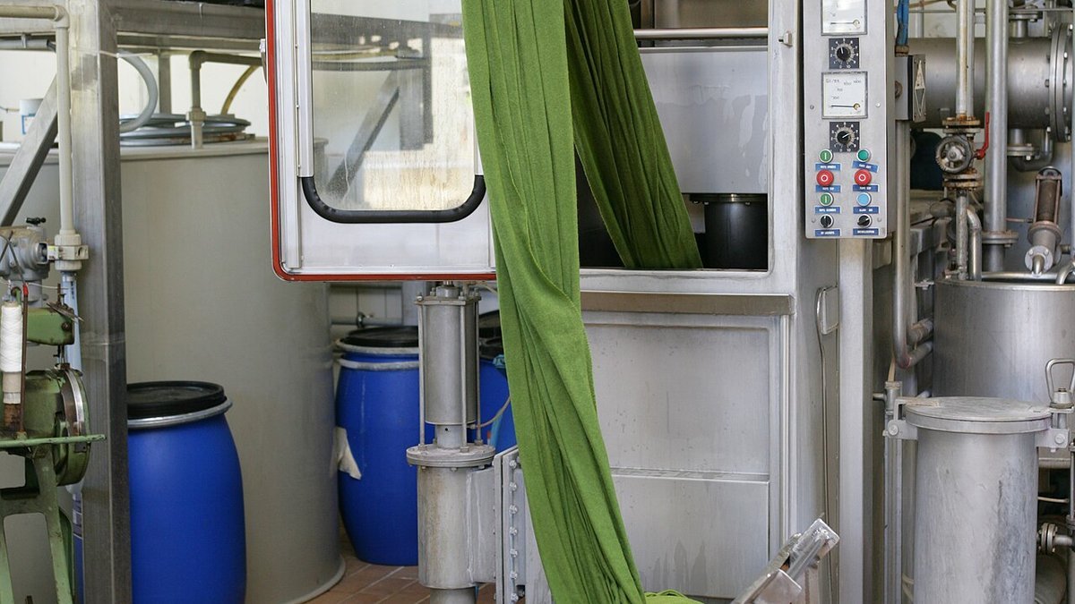 Textile fabric bleaching and finishing machine with chemical dosing IBC supply and dyed cloth discharge